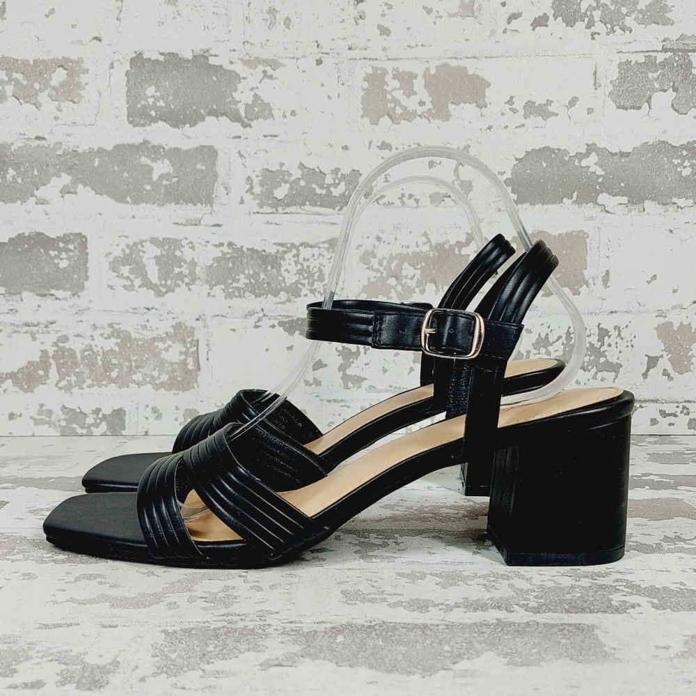 New Mia Amore Women's Striking Strap Wide Sandals D584